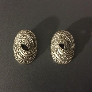 Grand Vintage Clip On Earrings